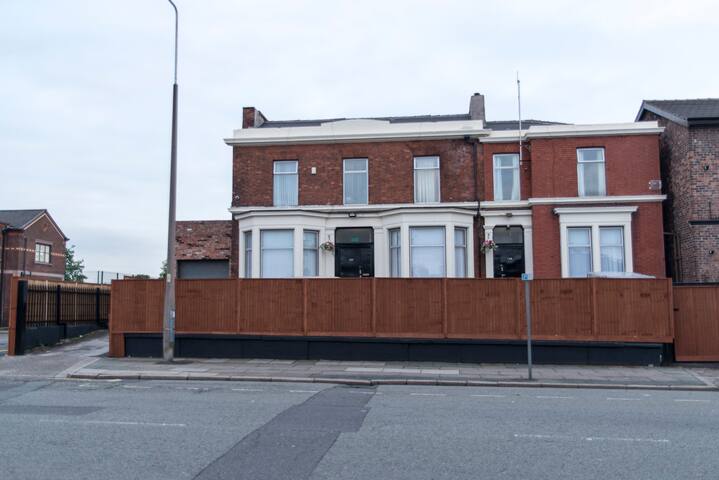 Alberts Modern Studio Near LFC