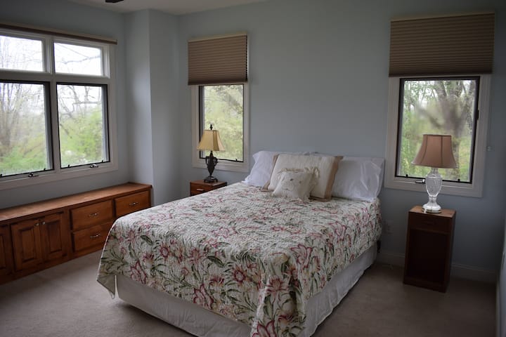 تشترك غرفة النوم 4 بسرير بحجم كبير في حمام مشترك مع غرفة النوم 5 خارج المدخل