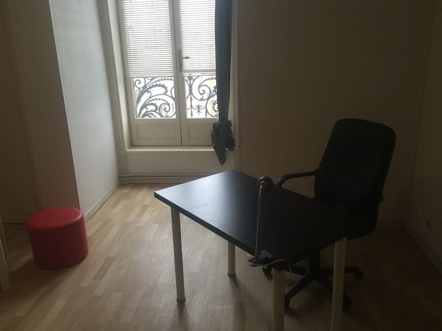 Le petit bureau .