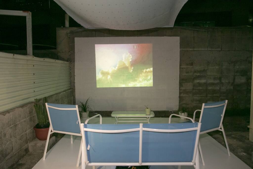 屋外シアターできます。
Movie playing possible