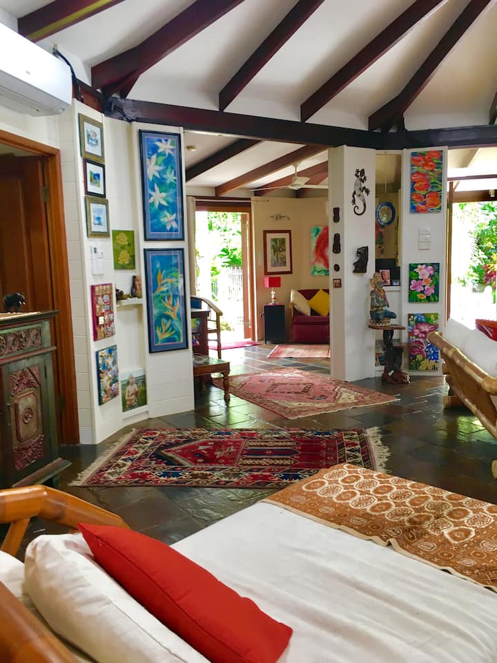 Dnevni boravak u dnevnom boravku vrlo je posebno mjesto za opuštanje. Pročitajte knjigu ili gledajte TV. 