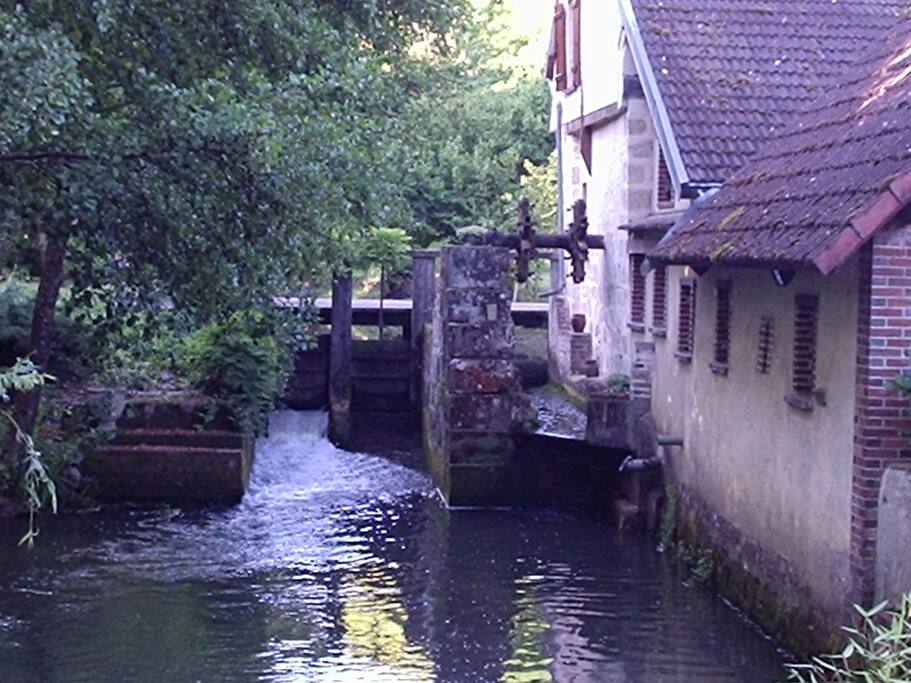 ancien moulin avec les vannes qui fonctionnent