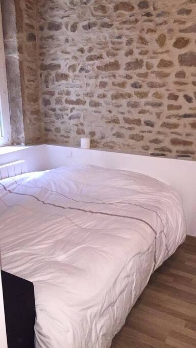 Un chambre fermée disposant d'un lit deux places 160 cm