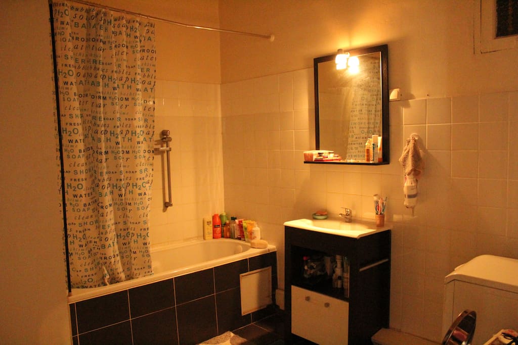 Salle de bain spacieuse, baignoire et grande penderie.
