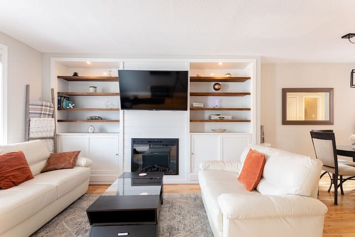 Chic Urban Retreat: Central Ottawa Comfort