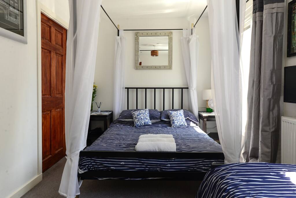 Four poster double bed