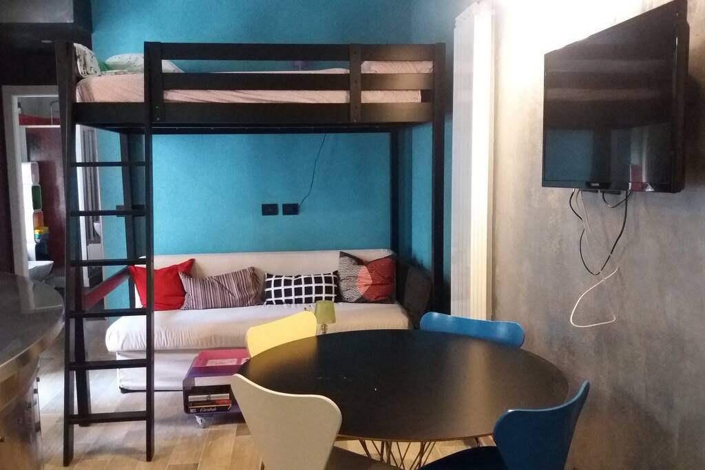 soggiorno con letto a soppalco matrimoniale