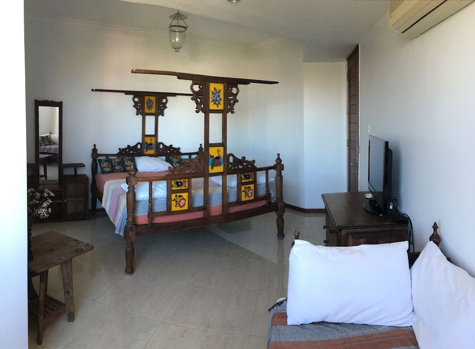 Ensuite room with large Zanzibari bed