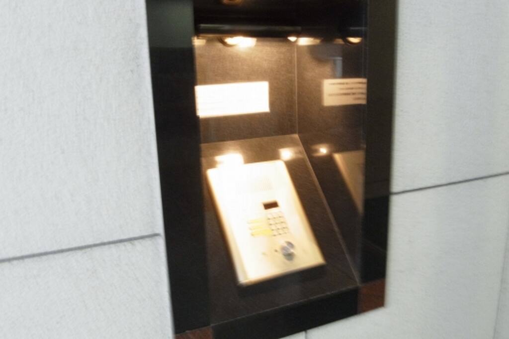 Automatically locking entrance