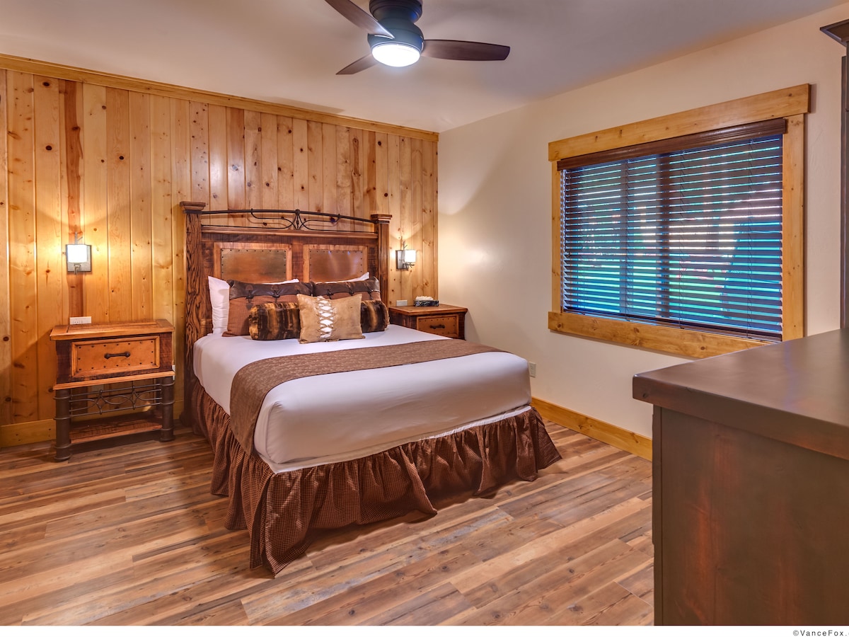 חדר שינה ראשי, חדר אמבטיה ראשי צמוד, טלוויזיה עם מסך שטוח, ארון, ארון בהתאמה אישית. מיטת קווין סייז.