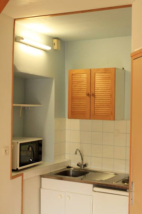 Une kitchenette au rez-de-chaussée.