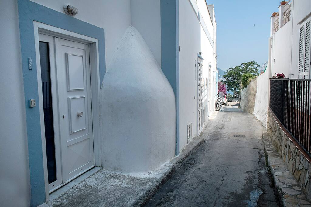 strada e porta d'ingresso