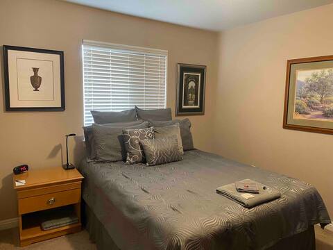 Cozy Room w/ desk, Queen Bed, FAST WIFI, Roku TV