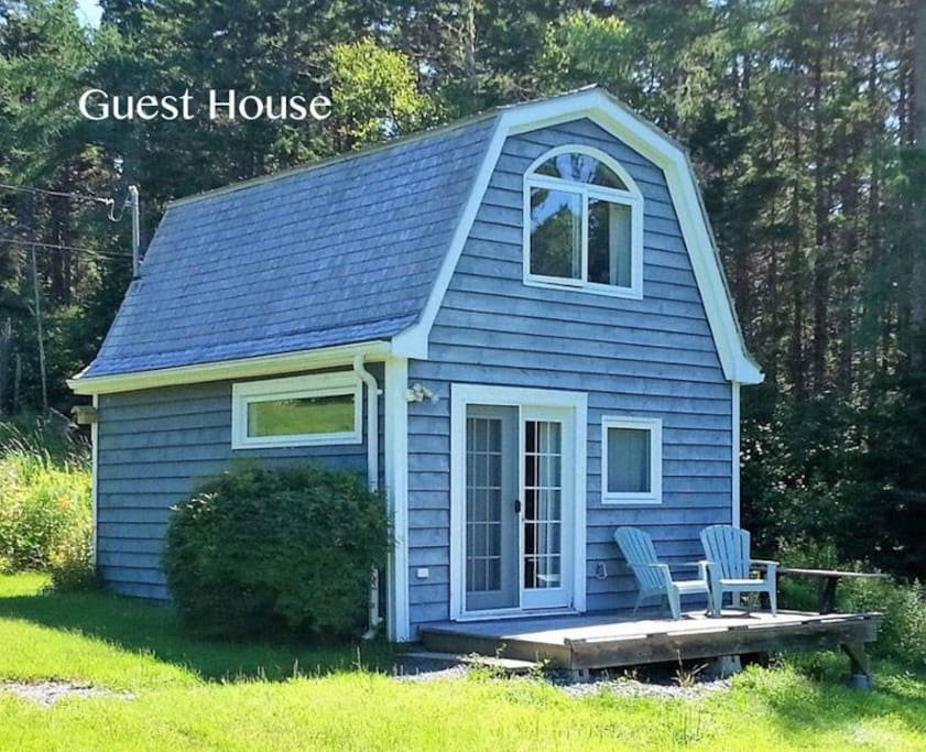 Quaint cottage from the front.