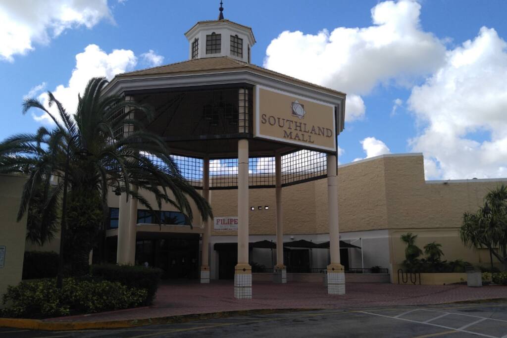 0.9 mile from South Land Mall and Turnpike