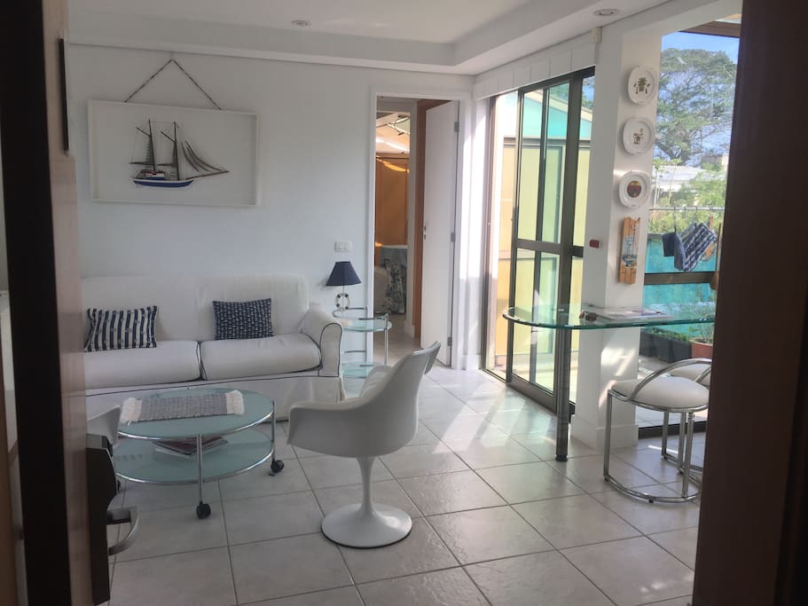 Sala de Estar (vista da porta do apto / quarto ao fundo)