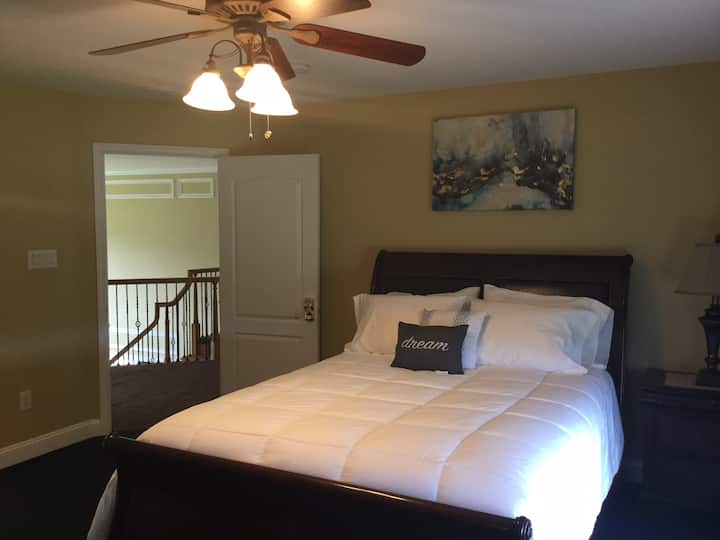 Pohodlná manželská posteľ Queen v apartmáne Jack and Jill