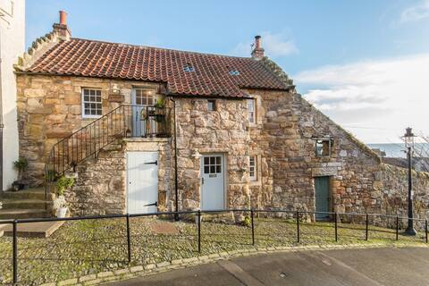 Mangle Cottage, quirky cottage in Pittenween, Fife