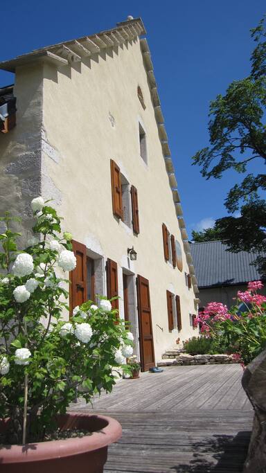 ancienne ferme du Vercors avec son pignon lauzé