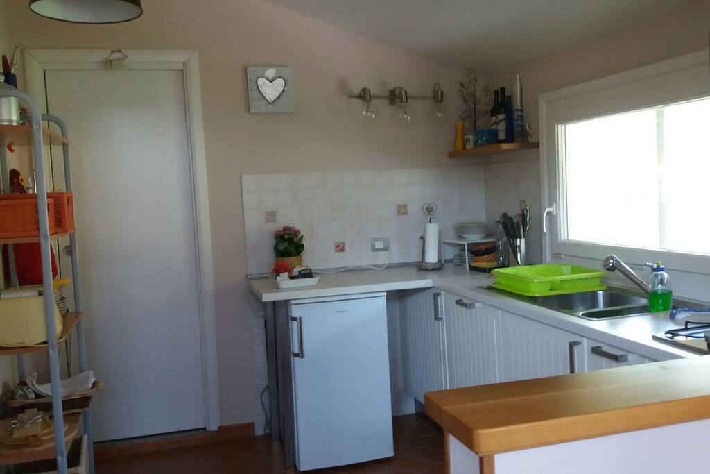 Cucina con frigo