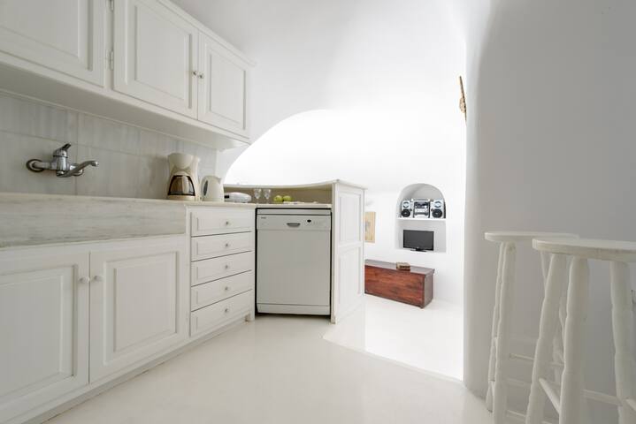 White House Villa in Oia, 3 bedrooms ,plunge pool gallery image 5