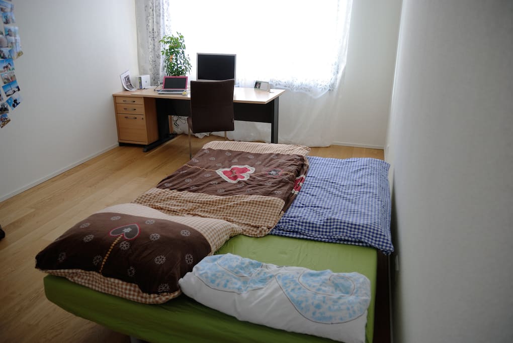 Die Couch verwandelt sich in ein Bett / The couch is a sleeping couch