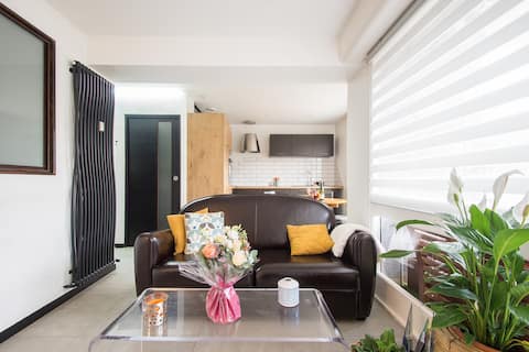 L'Appart En Bas Des Lices et sa place de parking