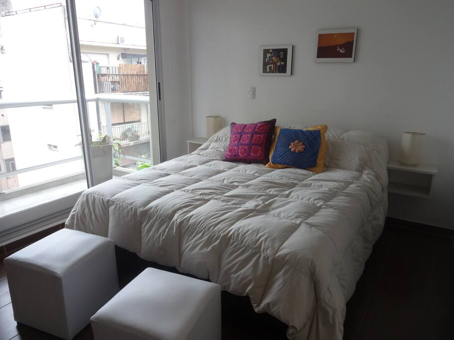 Cuarto grande, iluminado, cama doble y televisión de 40 pulgadas