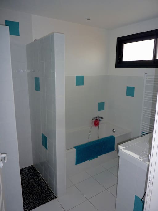 Salle de bains et WC séparés, partagés avec une autre chambre