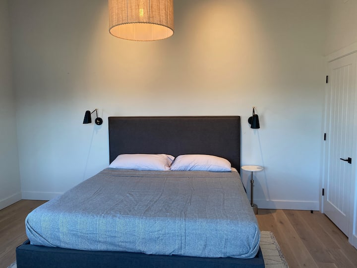 King bedroom with en suite bathroom