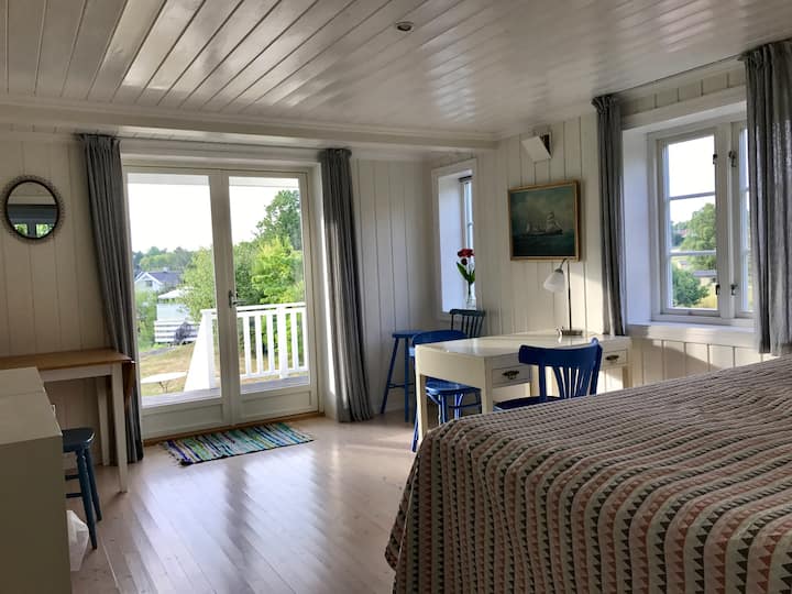 楼下的卧室带私人阳台床的尺寸为120x200