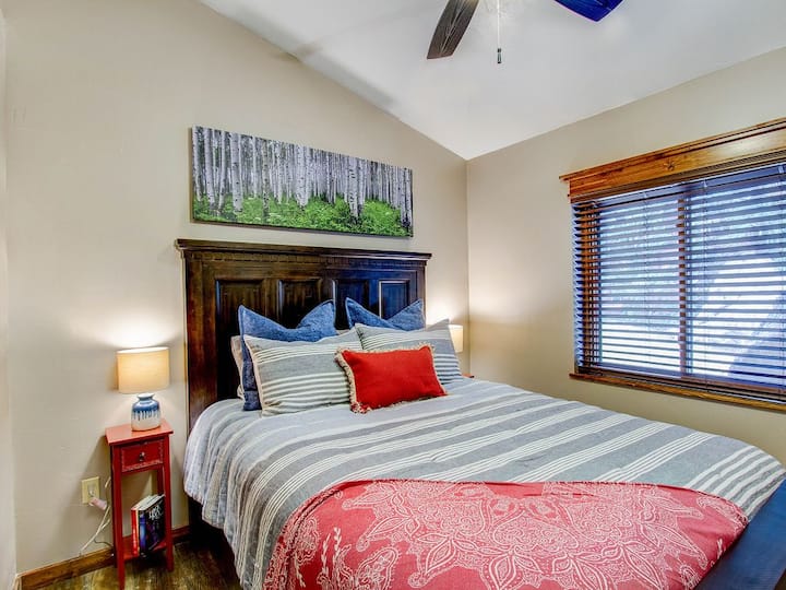Third bedroom with queen bed and TV