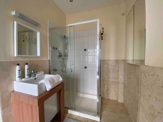 Dublin Gem: Parking, Sleeps 8 & Near City Centre gallery image 5