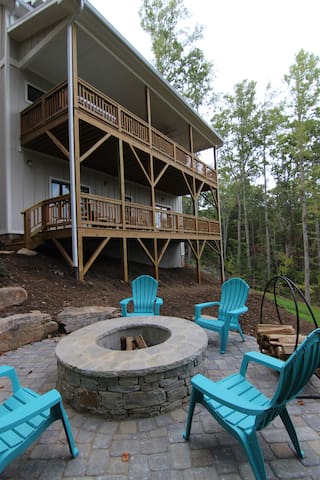 The Snookery ~ Refuge a Mountain w/ Hot Tub