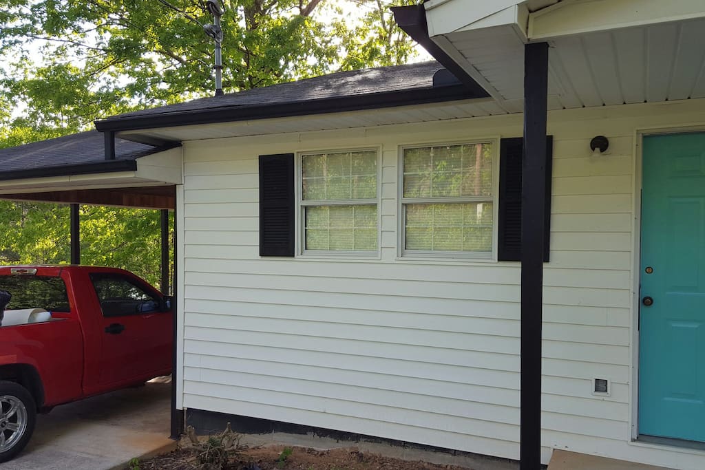 another front photo showing the carport