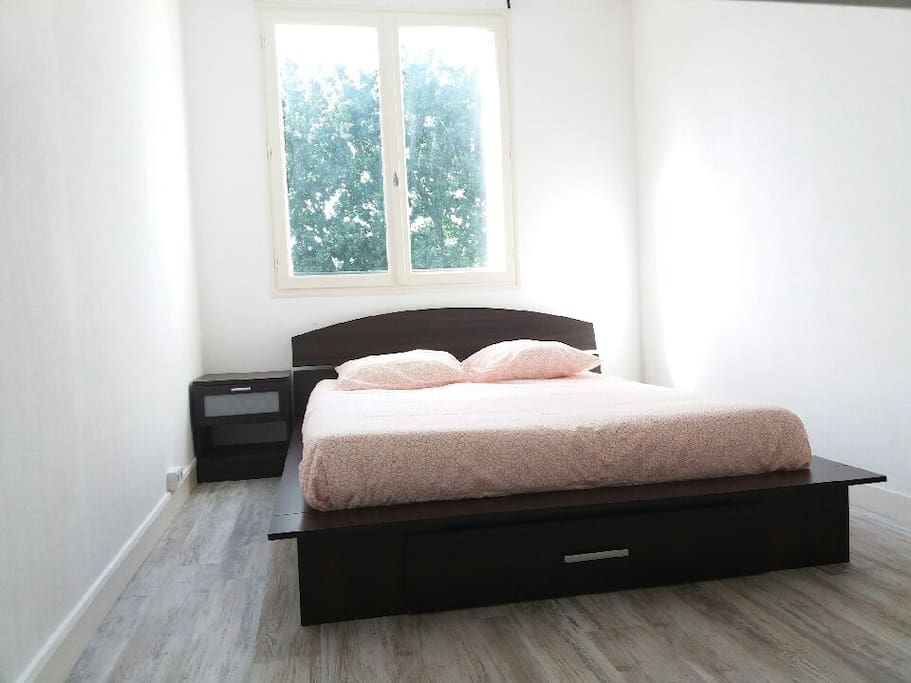 Chambre 1 : lit double, bureau encastré et placard.