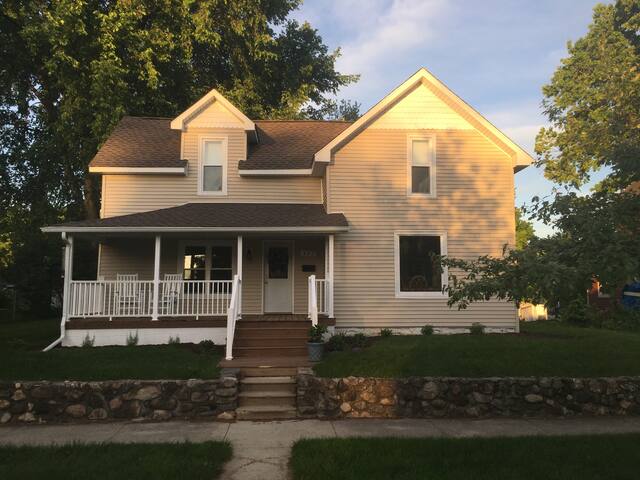 Lake Street Getaway - Close to Everything!
