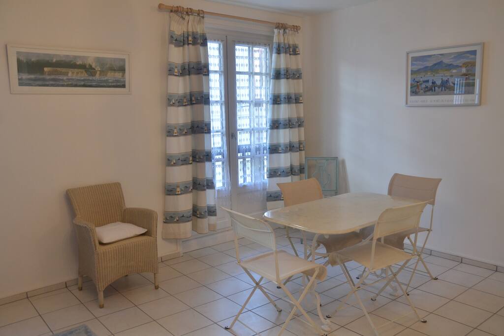Pièce principale, côté salle à manger