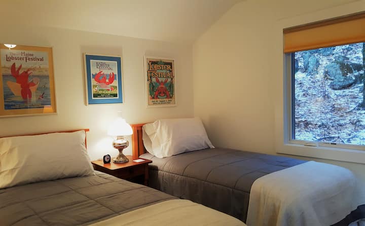 Lindo y acogedor dormitorio con dos camas individuales