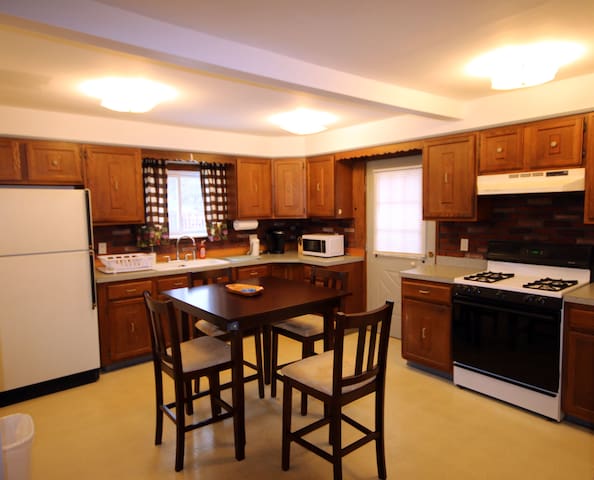 Cozy 2 Bedroom in New England Farmhouse w. Laundry