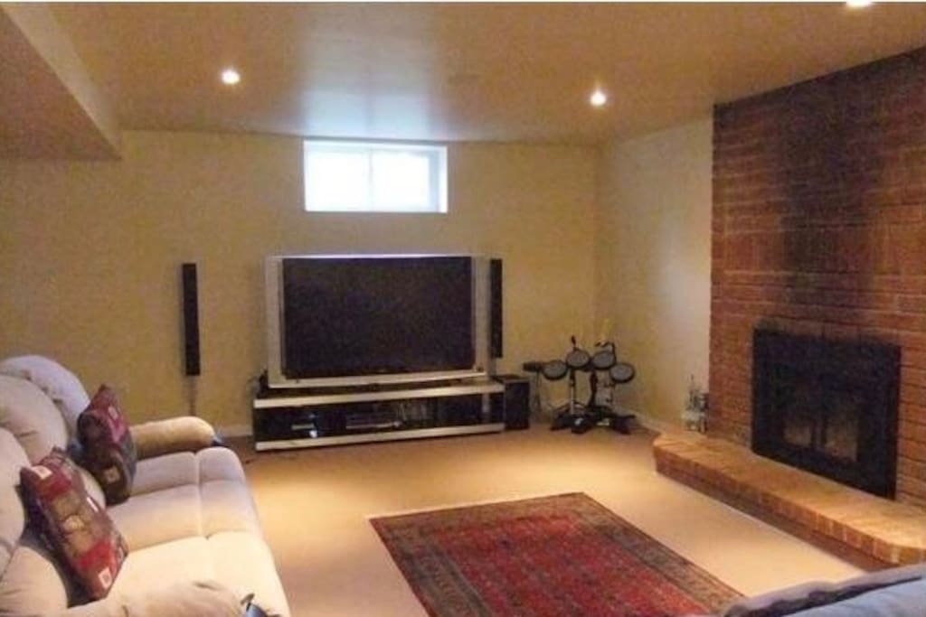 Big screen tv with cable, unlimited internet