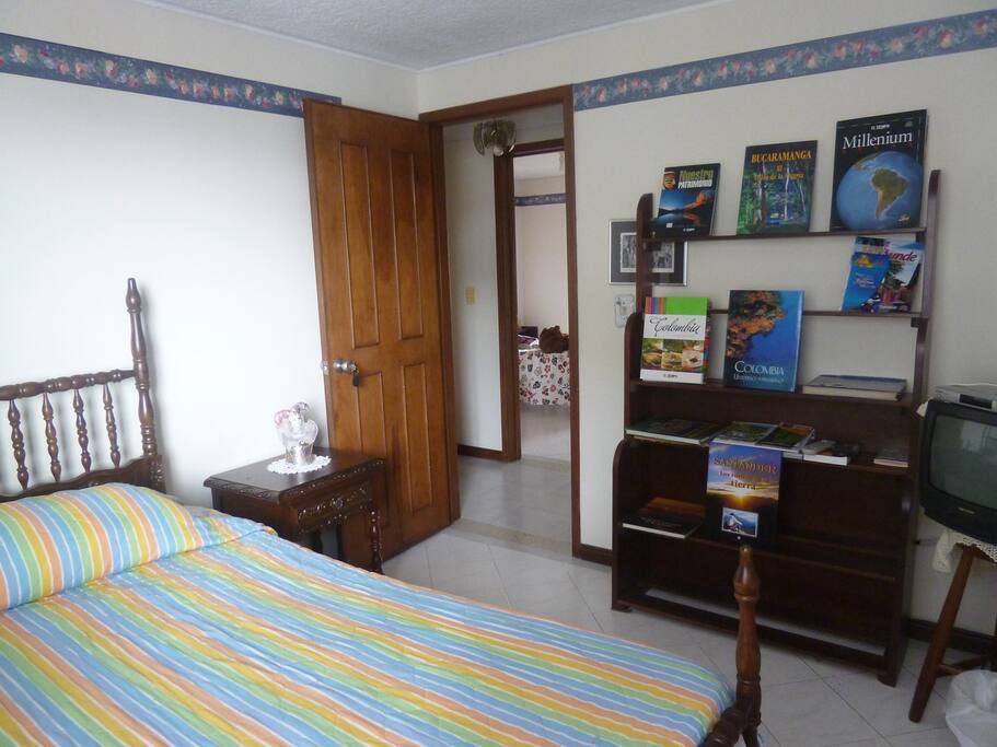 Habitación 1 con librero y TV