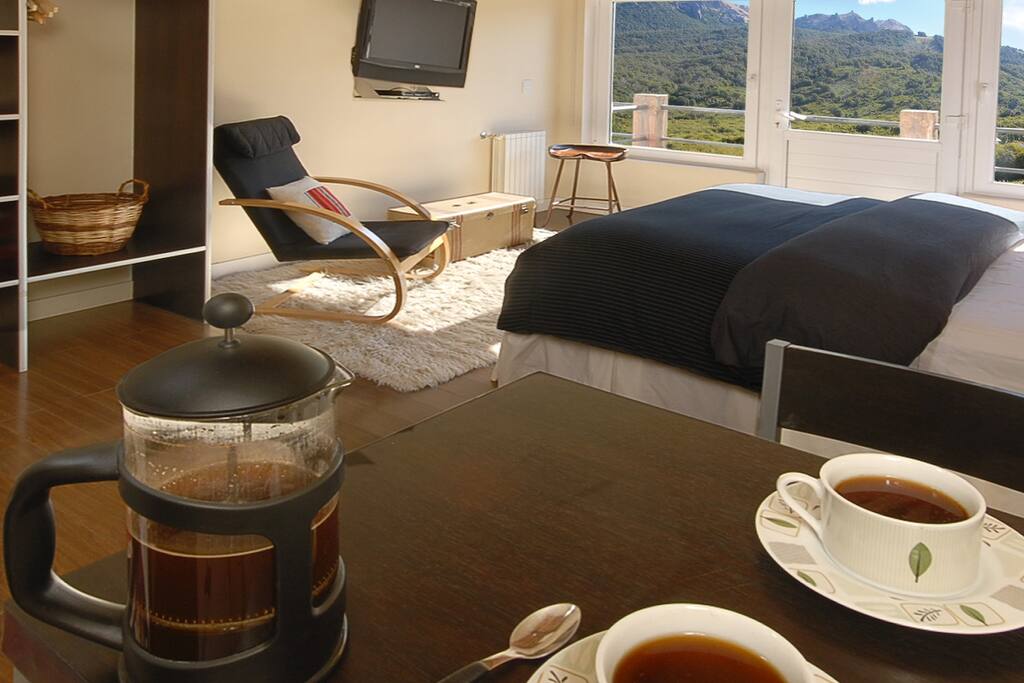 Mono-ambiente de 30mts2 cuenta con un somier matrimonial o dos somieres de 0,90 x 1,90, TV LCD 26C, TV satelital, WI-FI, calefacción central y doble vidrio.
This studio has a king sized bed or two single beds of 0.90 x 1.90, flat screen TV, satellite TV, WI-FI, central heating and double glass.
Apartamento Studio tem uma cama de casal com colchão sommier, podendo ser separada em duas camas de solteiro de 0,90 x 1,90. Possui uma TV LCD de 26´´, TV via satélite, Internet WI FI, calefação central e vidros duplos nas janelas.