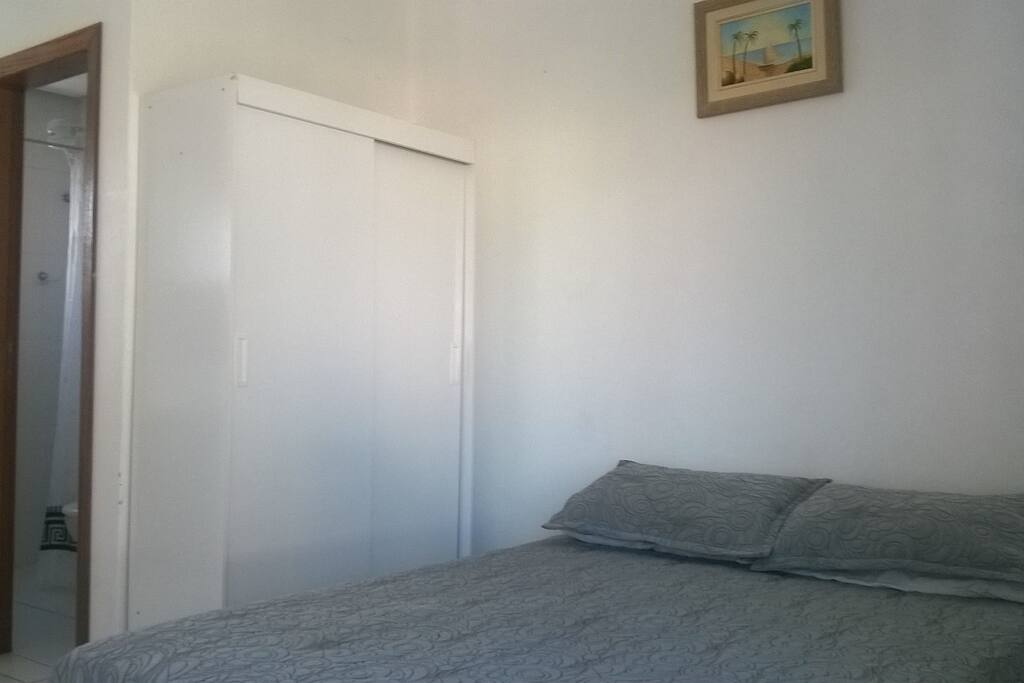 Cama de casal e guarda roupas