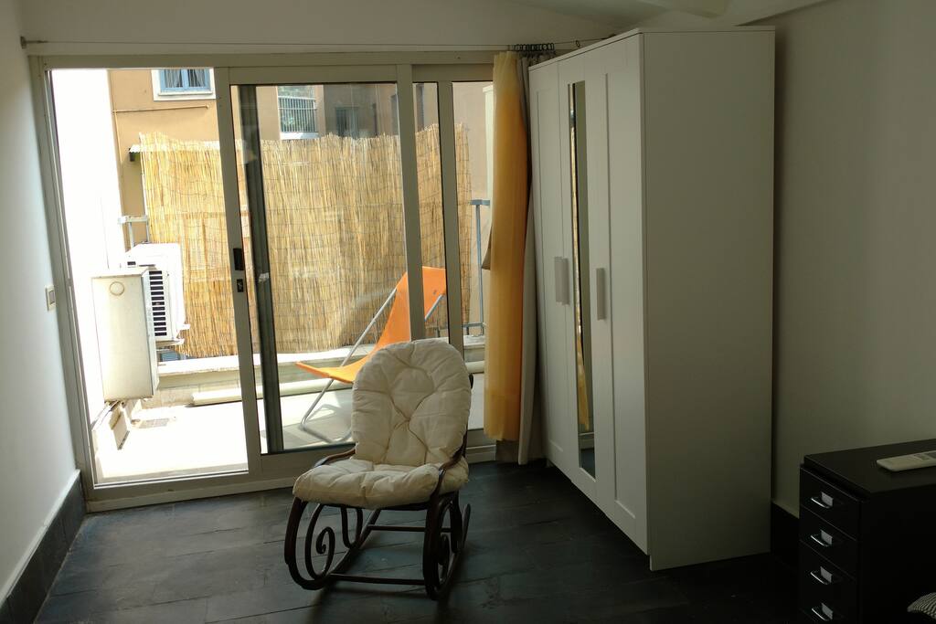 La stanza si affaccia da un lato su un terrazzino privato.