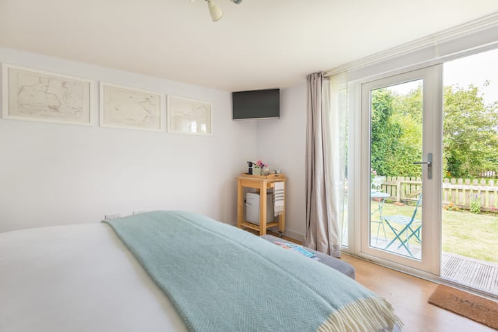 Mini Fridge/ Coffee station/ Smart TV