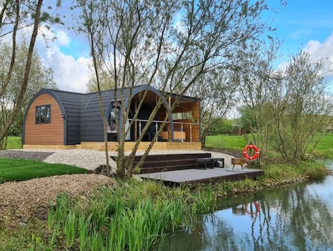 Island View with HOT TUB - Ashlea Lakeside Retreat