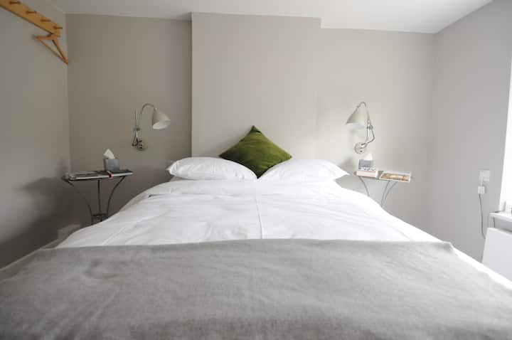 Dormitorio principal con cama doble tamaño king