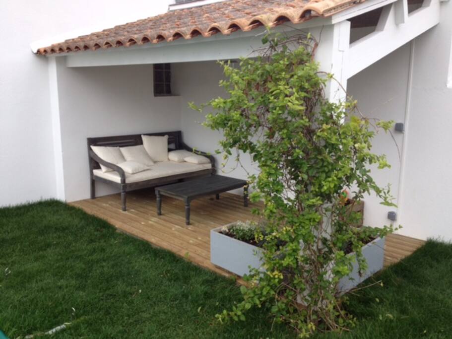 Préau dans le jardin