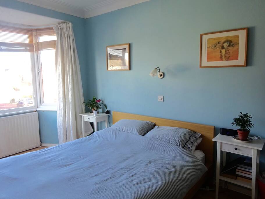Kingsize bed in the main bedroom